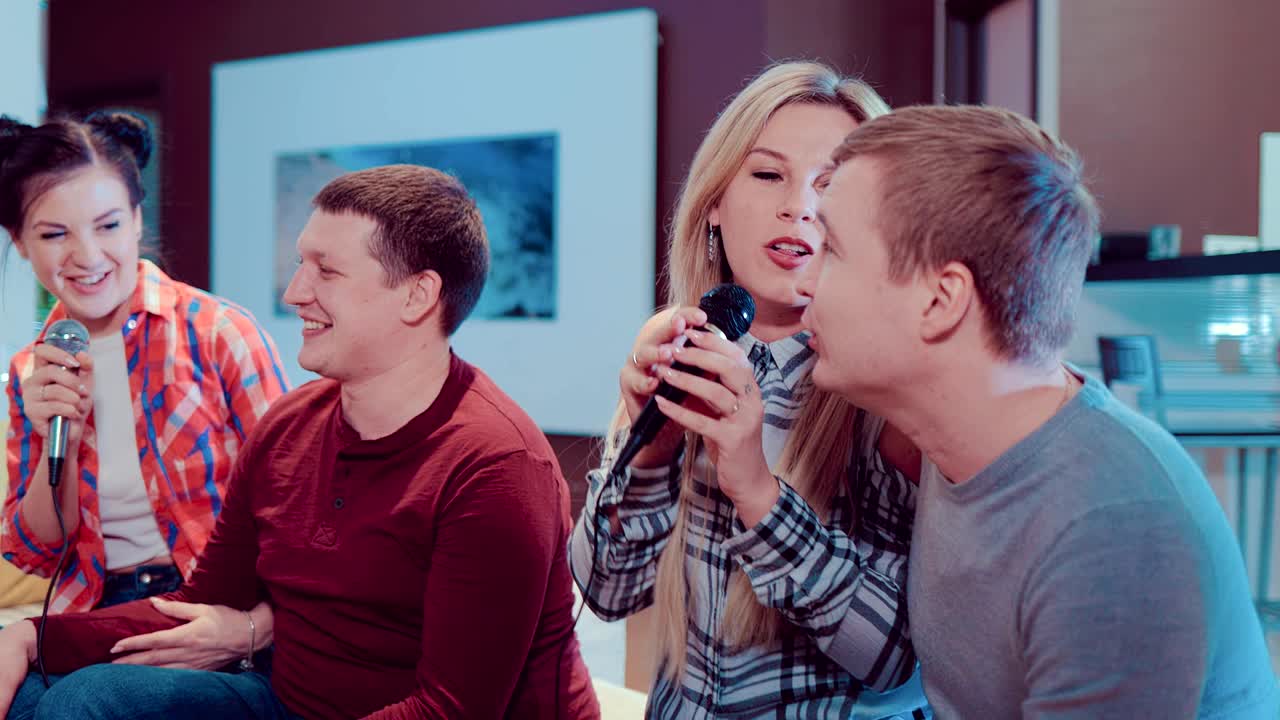 재는 친구들은 집에서 노래를 부르고 기타를 연주했습니다.