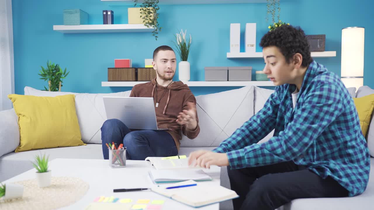 동생과 동생이 노트북을 누가 사용할 것인지에 대해 싸우고 있습니다.