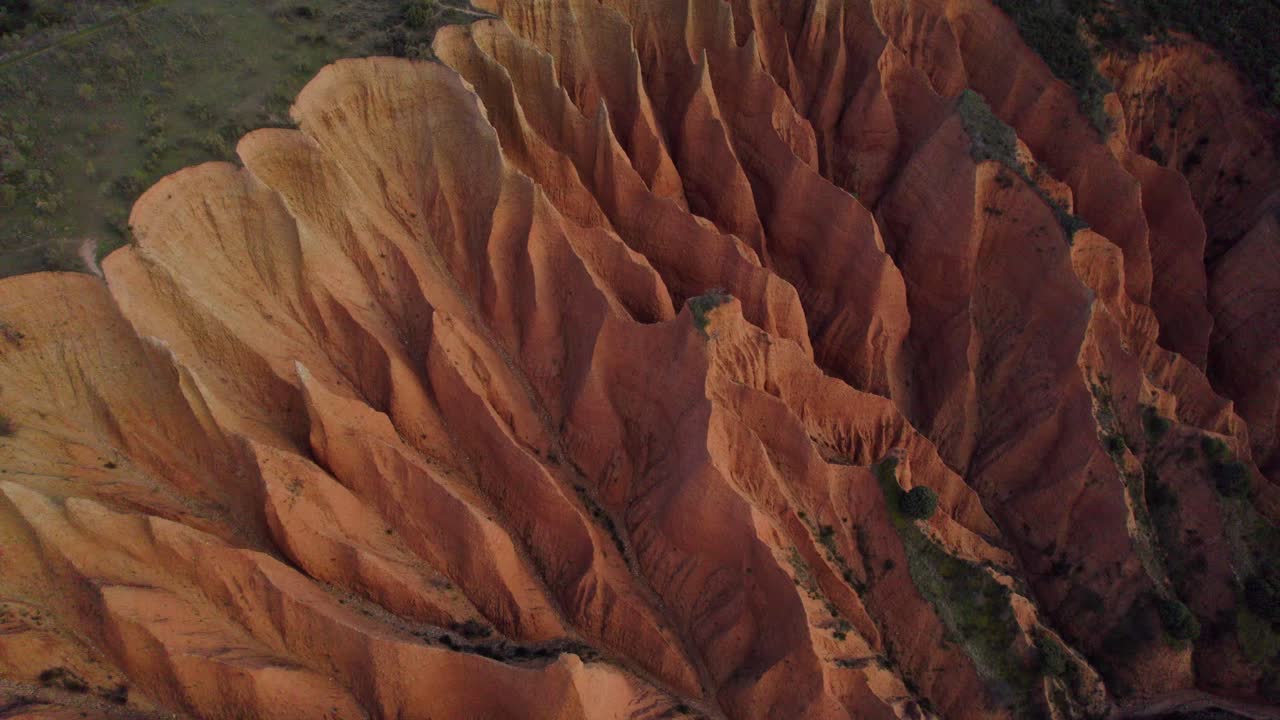 vista de pájaro del paisaje de españa en objeto turístico al aire libre cárcavas