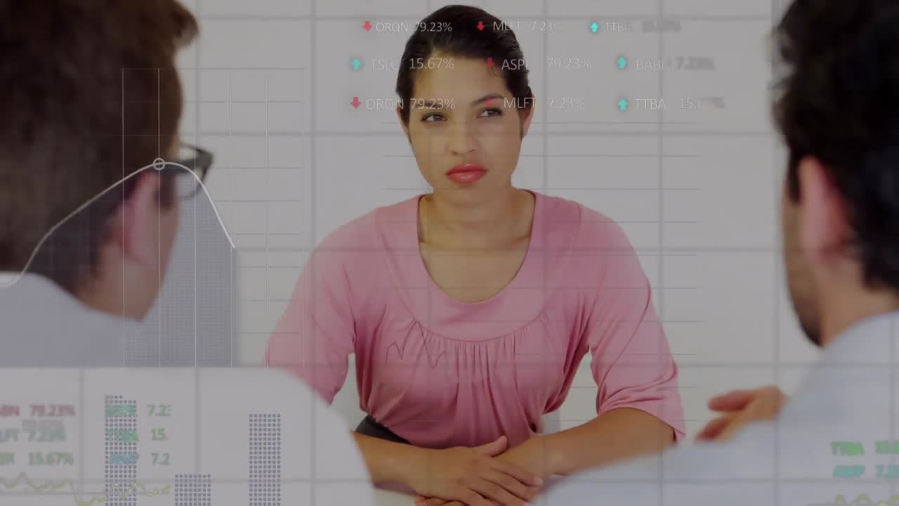 animación del procesamiento de datos financieros sobre diversas personas de negocios en la oficina