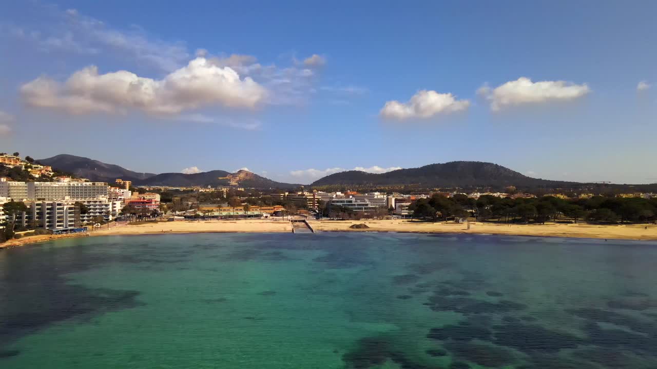 Enjoy a breathtaking view of Santa Ponsa beach in Mallorca, where clear turquoise waters meet sandy shores. Experience the natural beauty and peaceful atmosphere of this stunning location.