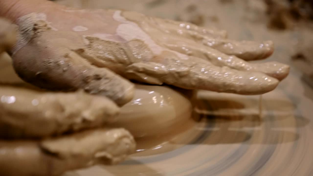 el alfarero está haciendo una olla de arcilla en la rueda del alfarero