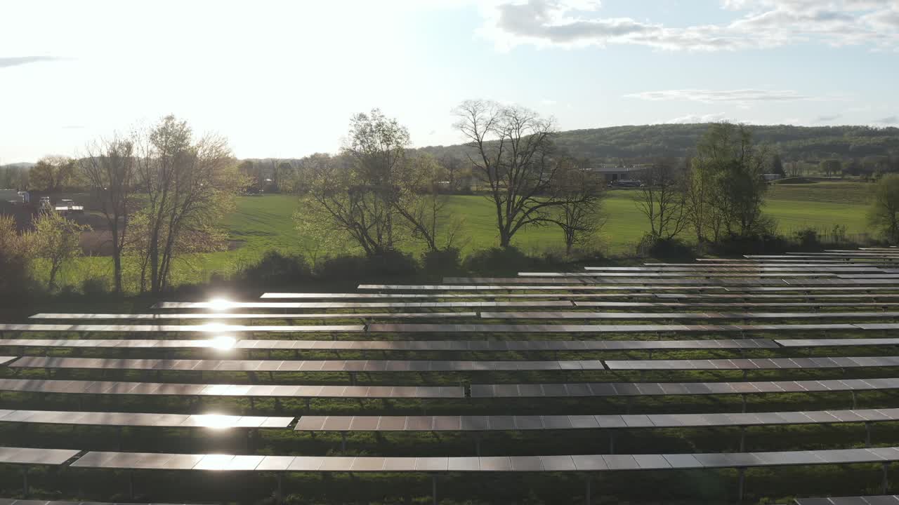 낮 동안 태양 광선을 반사하는 태양열 패널 위로 공중 트럭이 발사되었습니다.