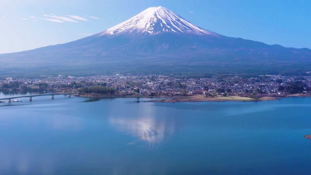 Reflejo del Fuji en el lago Kawaguchiko, revelación aérea inclinada, Yamanashi, Japón.