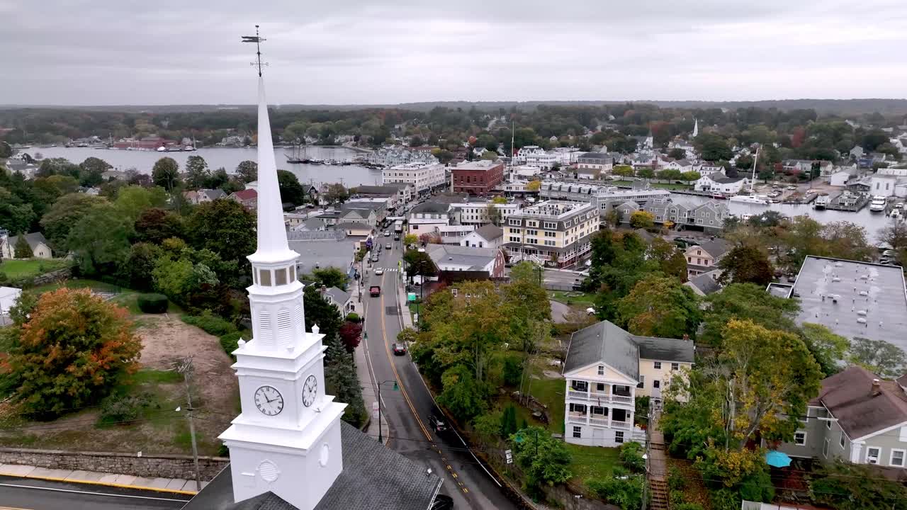 antena sobre hojas de otoño e iglesia en mystic connecticut