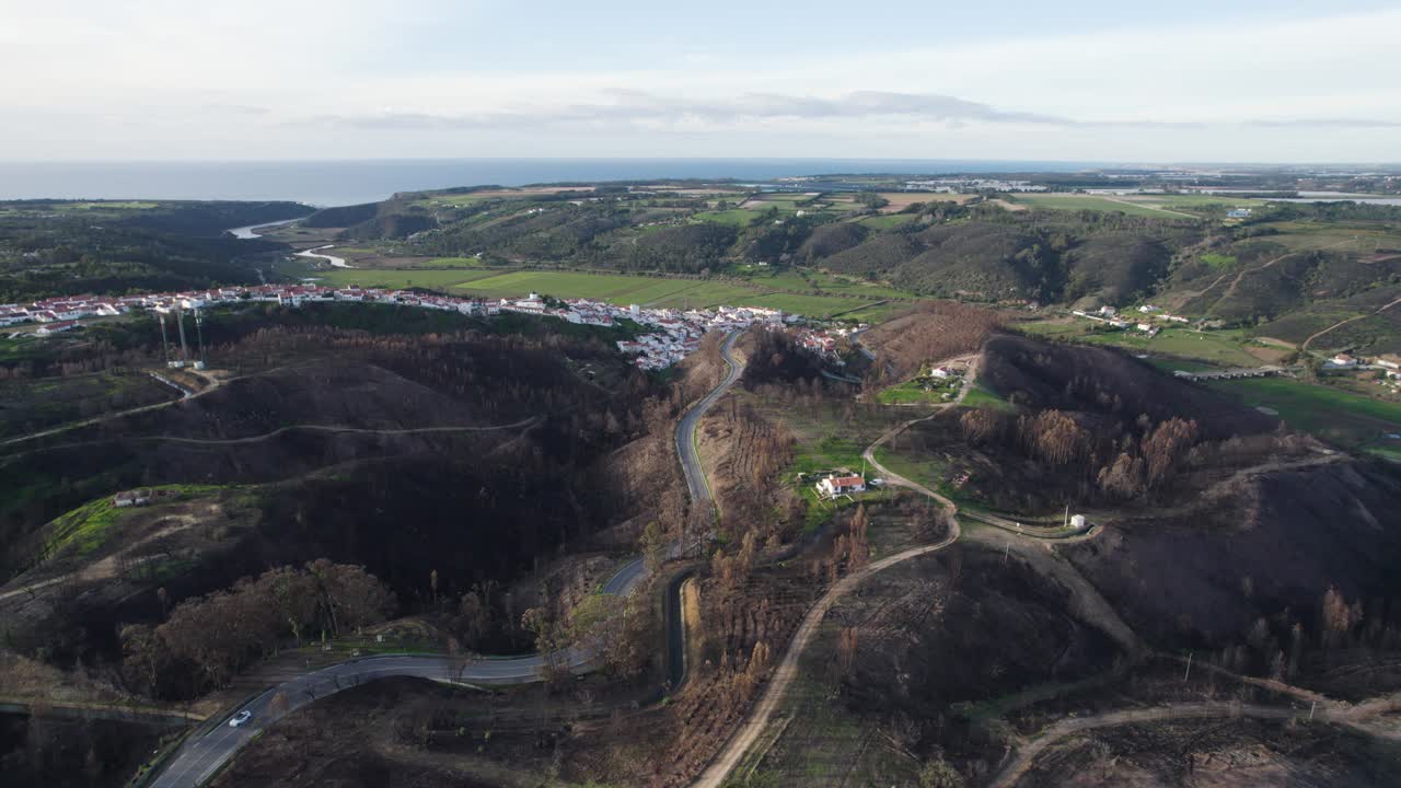 vista aérea de la aldea de odeceixe en portugal y la costa del océano atlántico, sobrevuelo