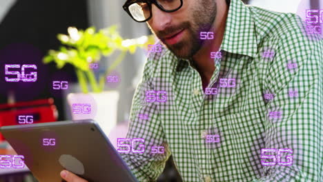 animación de múltiples textos 5g sobre un hombre caucásico sonriente viendo video en una tableta digital en cafés