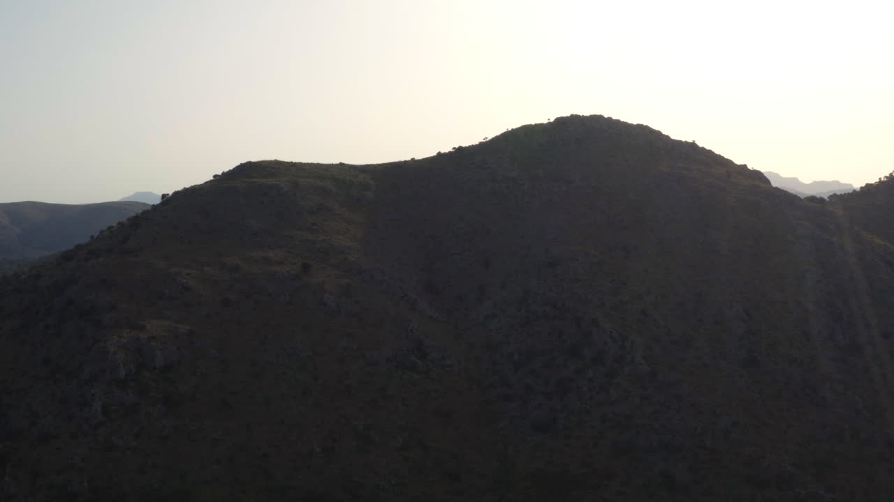 cresta de la montaña con paisaje montañoso más allá en el atardecer brumoso