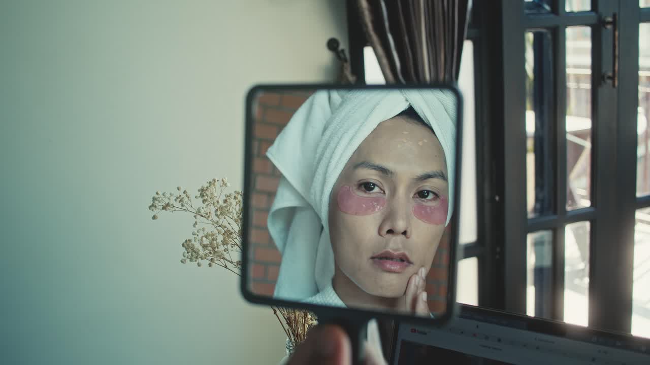 가정에서 피부 관리하는 여성