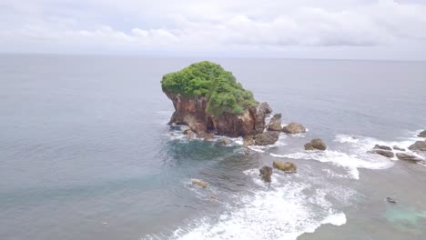 Das-Meerwasser-Sieht-Blau-Aus-Und-Einige-Kleine-Felsen-Sind-Sichtbar