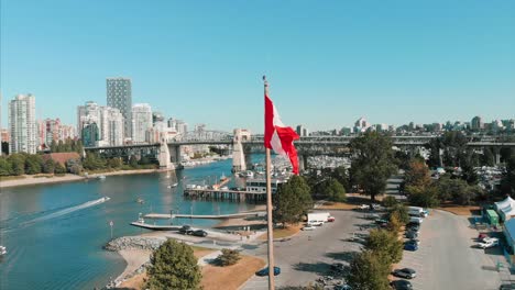 kanadische flagge, granville bridge, innenstadt von vancouver, strand, boote