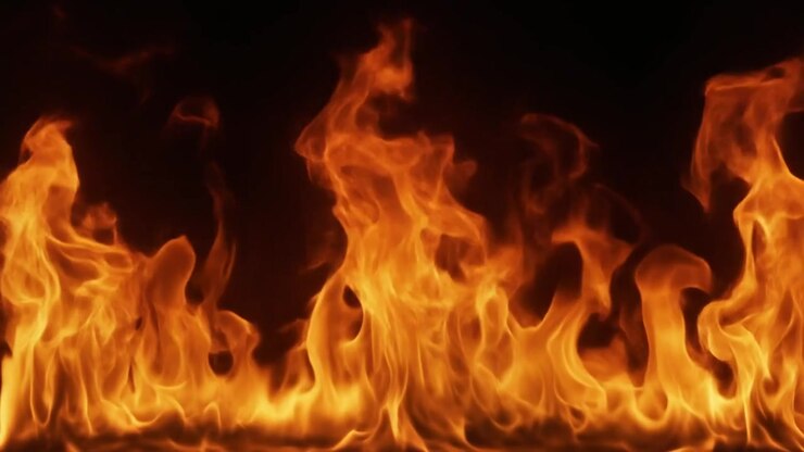 Llamas naranjas brillantes ardiendo sobre un fondo negro