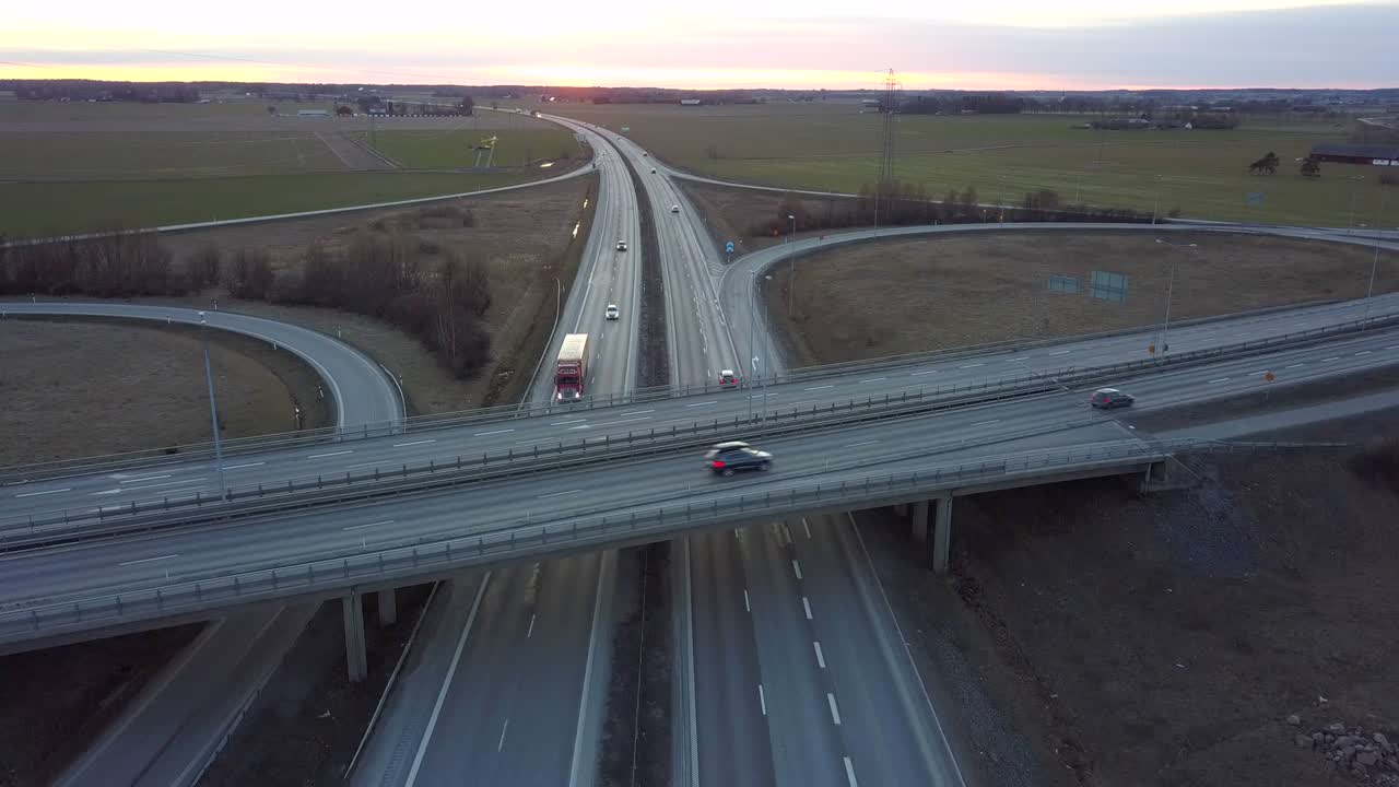 이동하는 교통 차량과 함께 고속도로 교차로의 공중 시각.