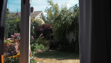 Junge-Fitness-Männlich-Handstand-Spaziergang-Garten