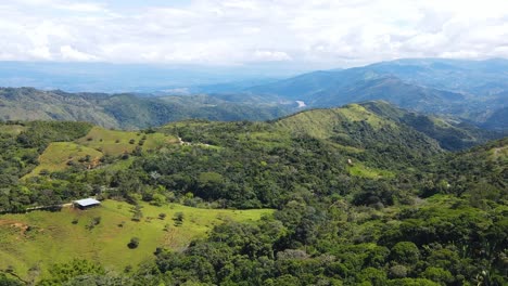 Eine-Wunderschöne-Drohnenaufnahme-Aus-Der-Luft-Von-Hügeln-Und-Bergen-Im-Bezirk-Buenos-Aires-In-Puntarenas,-Costa-Rica