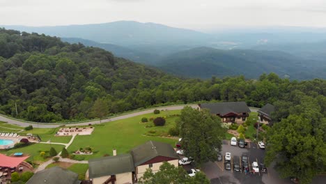 video de dron de 4k de la vista desde el resort de montaña en little switzerland, nc el día de verano-1