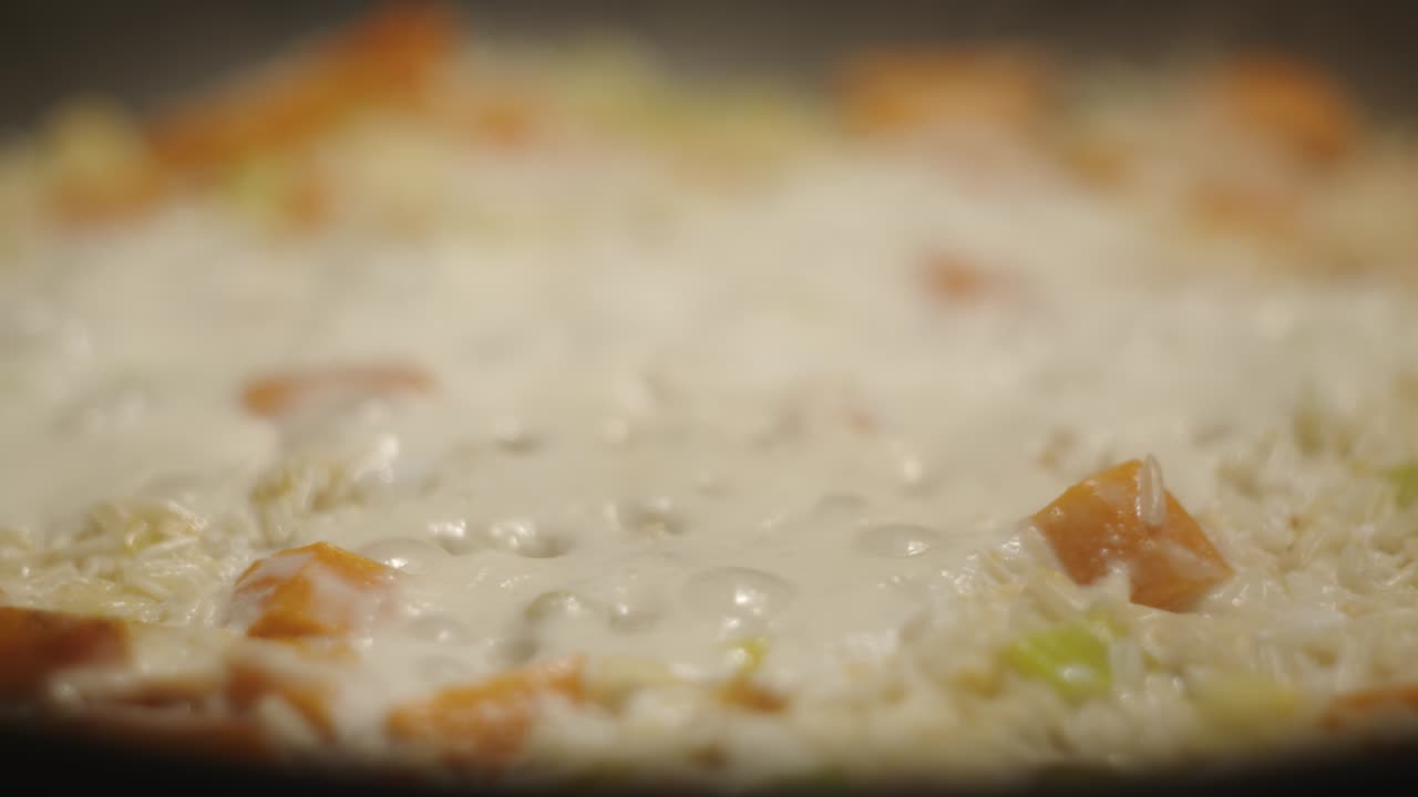 cocinando un delicioso risotto dentro de una sartén caliente, vista macro en primer plano
