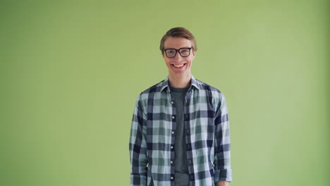 hombre sonriente con camisa a cuadros