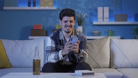 el joven que llora y bebe alcohol.