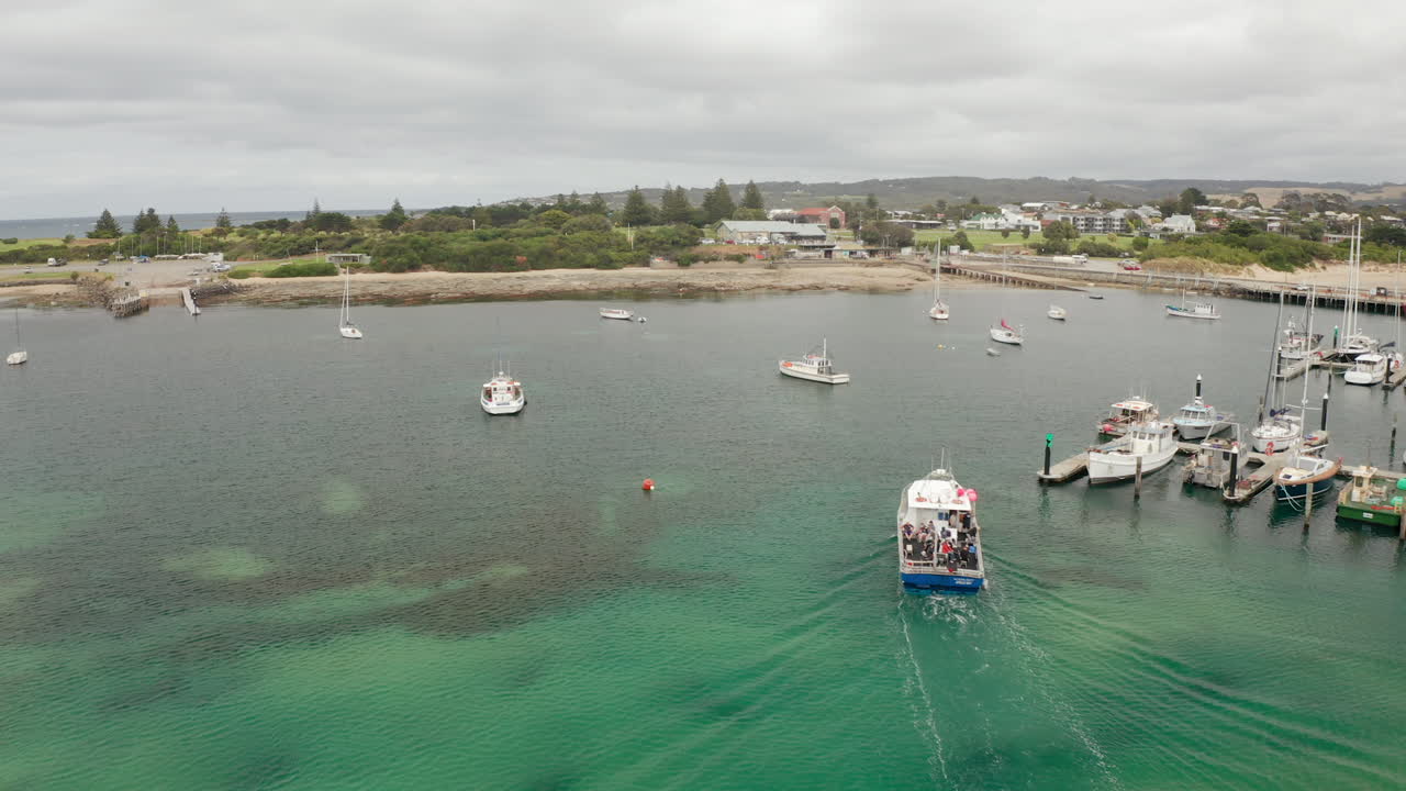 호주의 흐린 날 바다표범 섬의 항구에서 보트 위의 공중 드론 보기