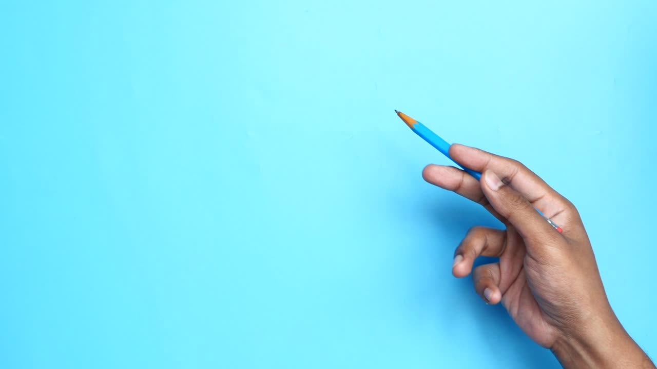 mano con un lápiz azul en un fondo azul claro