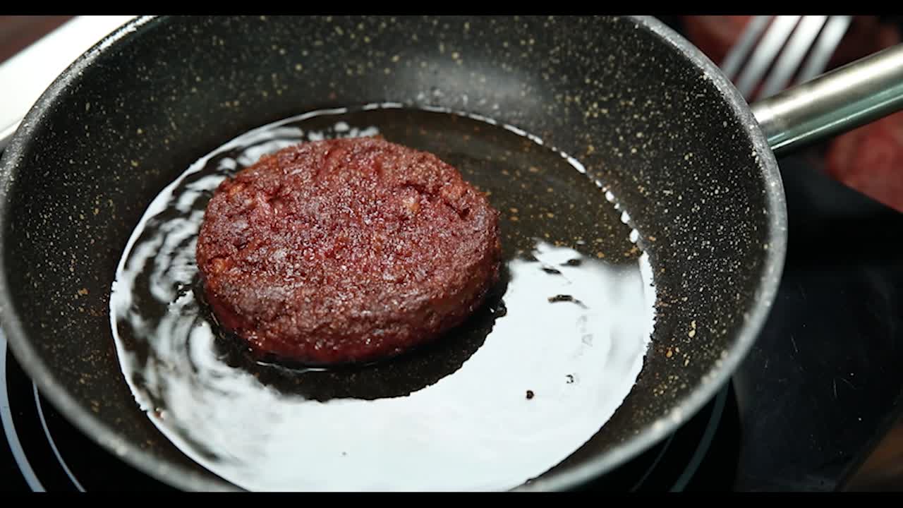 hamburguesa vegana frita en una sartén