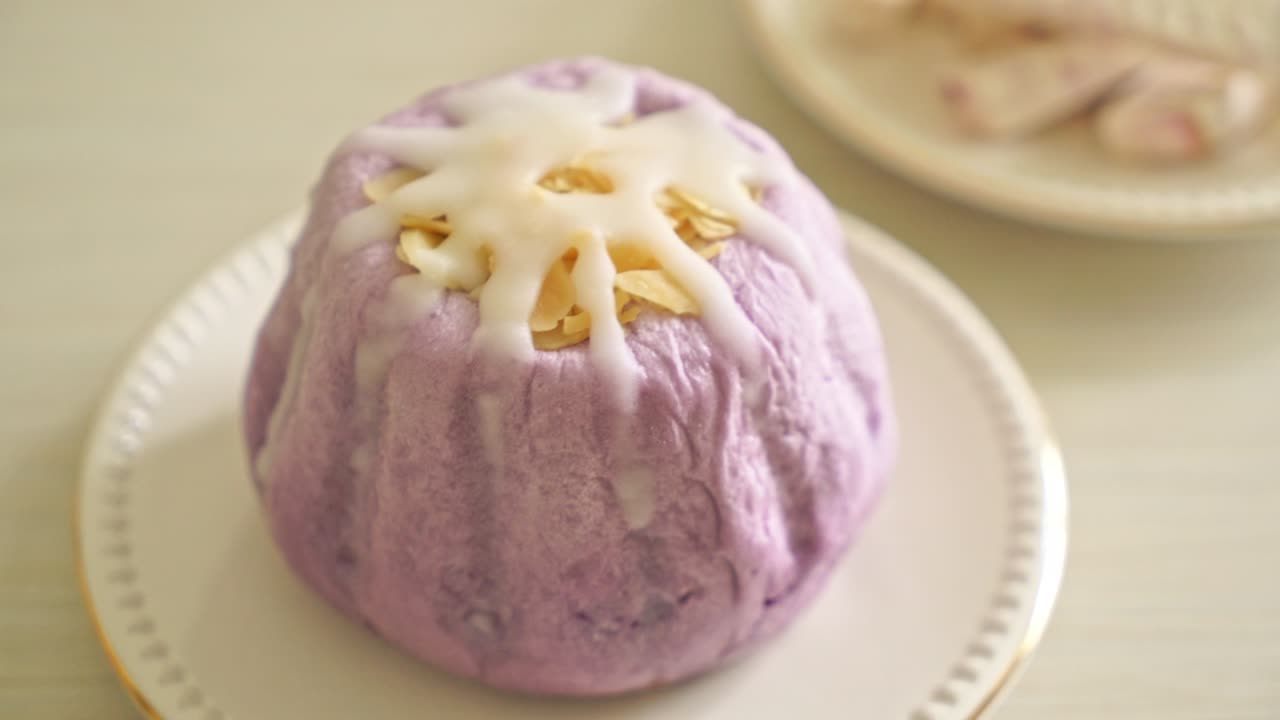 설탕 크림 과 견과류 를 은