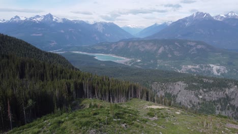 Luftdrohne,-Die-Berge-Und-Damm-Mit-Kiefern-Herunterschwenkt,-British-Columbia,-Kanada-4k