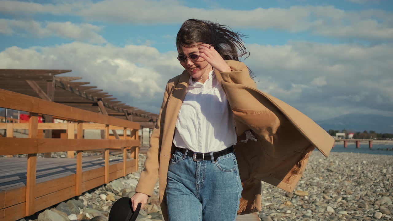 mujer feliz disfrutando de un día en la playa