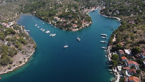 popular fondeadero de vela bobovisca visto desde la vista de los pájaros, tiro de drones en órbita en verano, isla de brac, croacia, mar adriático