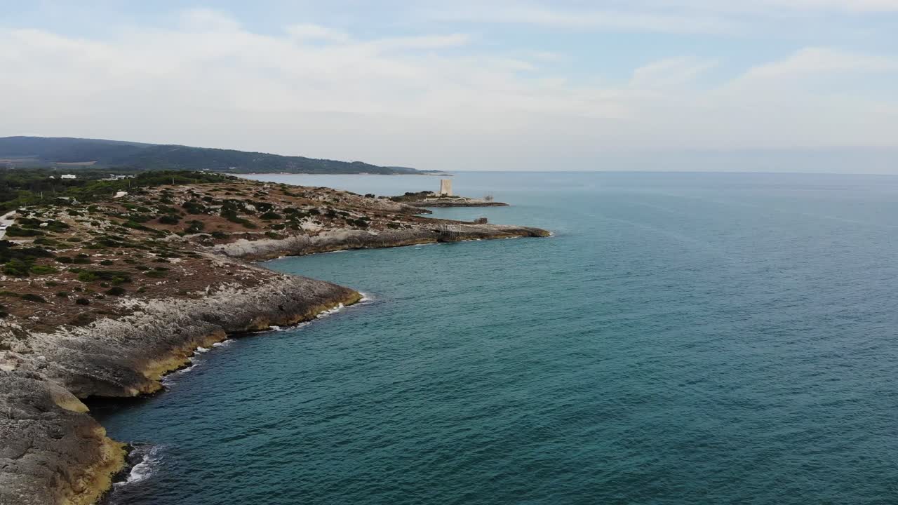 drone vuela sobre la costa de gargano cerca de la ciudad de vieste durante una soleada mañana de verano