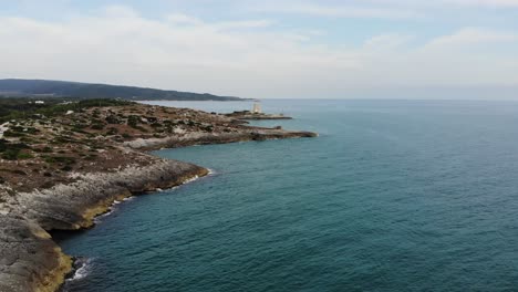 Drone-Vuela-Sobre-La-Costa-De-Gargano-Cerca-De-La-Ciudad-De-Vieste-Durante-Una-Soleada-Mañana-De-Verano