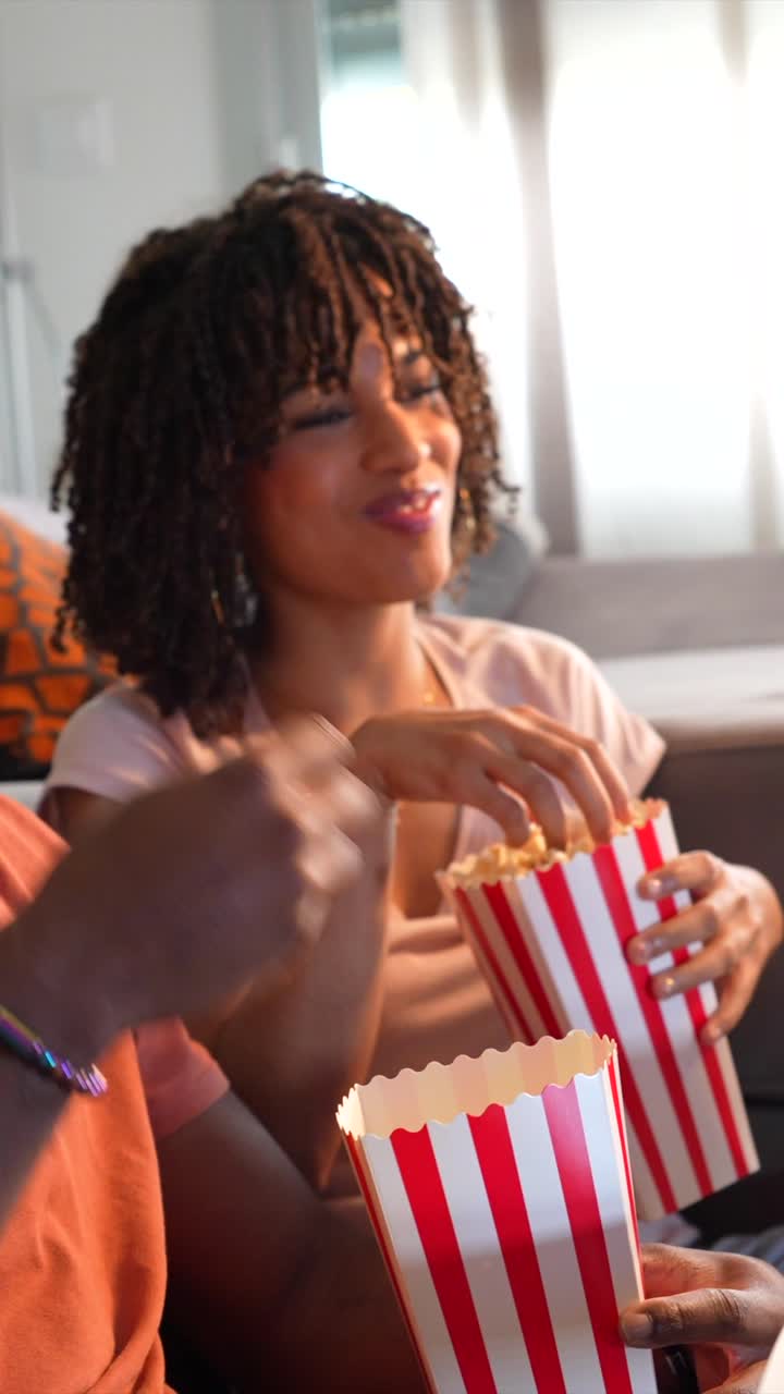 Folk, der ser en film med popcorn