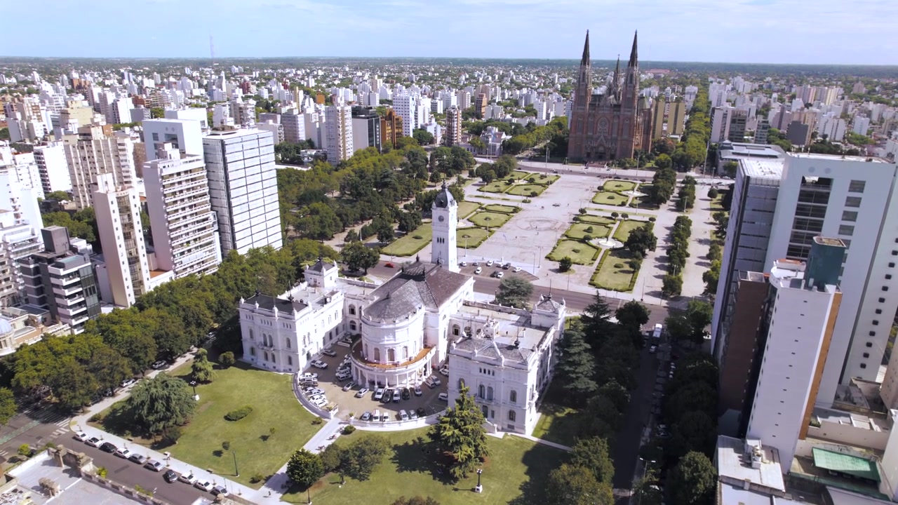 Vista aérea 4K de drone da Plaza Moreno em La Plata, Buenos Aires, Argentina. Praça central histórica cercada pela Catedral, edifícios governamentais, espaços verdes e o coração urbano da cidade.
