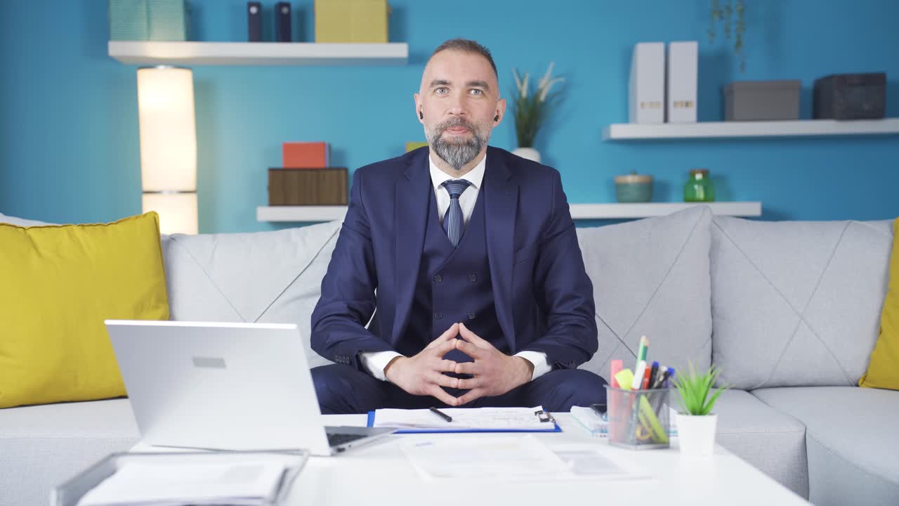 el hombre de negocios que dará un discurso de presentación está trabajando en casa.