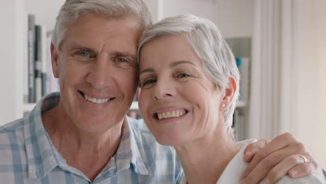 Retrato-Feliz-Pareja-De-Ancianos-Sonriendo-Disfrutando-De-La-Jubilación-Juntos-Compartiendo-Un-Romántico-Aniversario-Abrazándose-En-Casa-Imágenes-De-4k