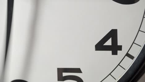 el reloj blanco se acerca en el lapso de tiempo en la pared blanca
