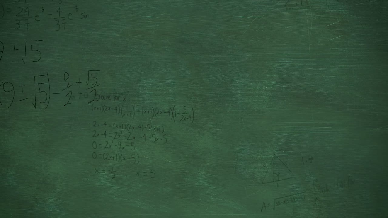 cálculos matemáticos en negro moviéndose sobre un fondo de pizarra verde 4k
