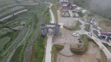 Vista-Aérea,-Hermoso-Paisaje-De-Las-Laderas-Del-Monte-Merbabu-En-Negeri-Khayangan-Con-El-Icono-De-La-Puerta-Del-Castillo