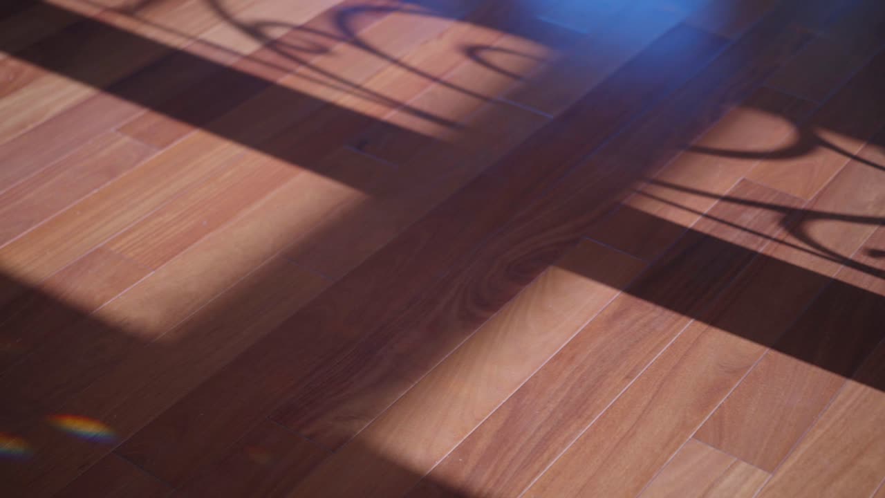 고급 주택의 붉은 색 나무 바닥을 영화처럼 촬영한 장면이에요