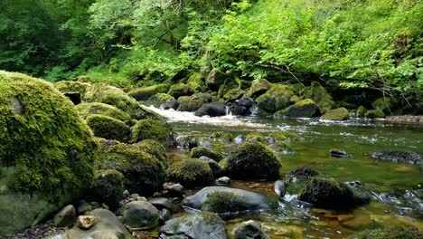 río claddagh en donegal irlanda agua que fluye hacia abajo a la derecha