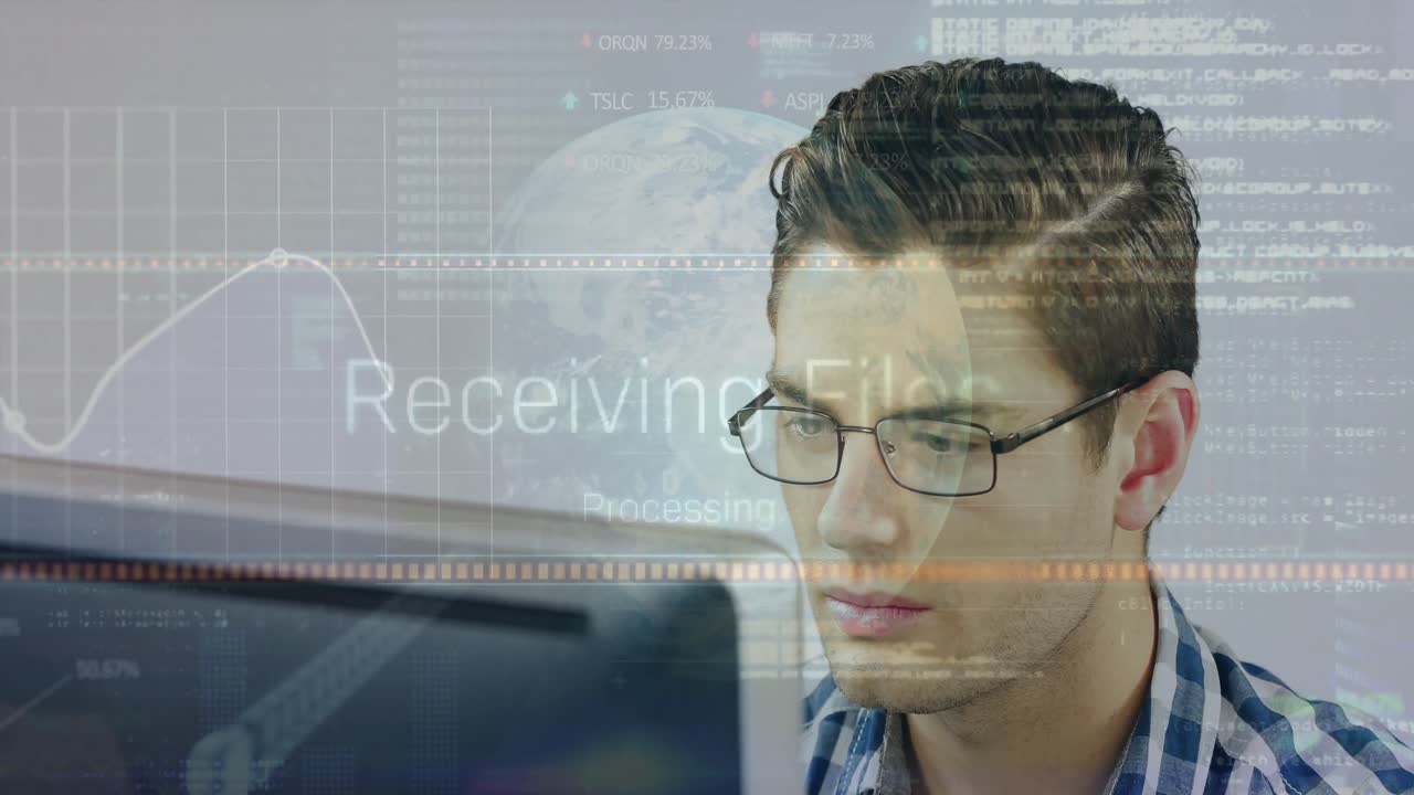 animación de textos, gráficos, tablero de negociación y globo sobre hombre caucásico trabajando en la computadora en la oficina.