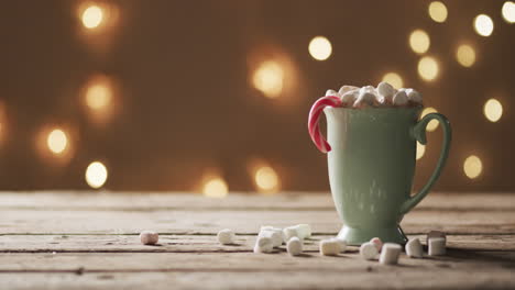 Vídeo-De-Taza-De-Chocolate,-Malvaviscos,-Adornos-Navideños-Y-Espacio-Para-Copiar-Sobre-Fondo-De-Madera