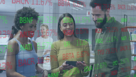 animación del procesamiento de datos sobre diversas personas de negocios que trabajan en la oficina