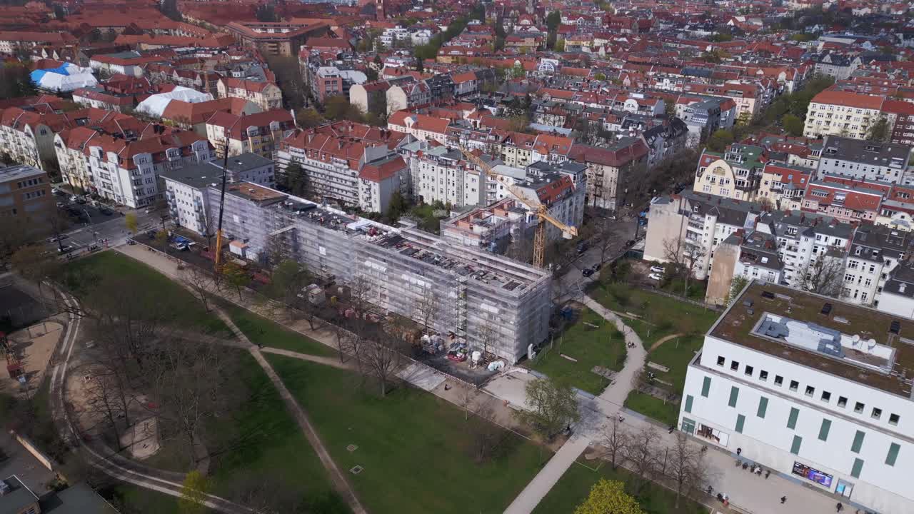 타워 크레인과 차량 크레인