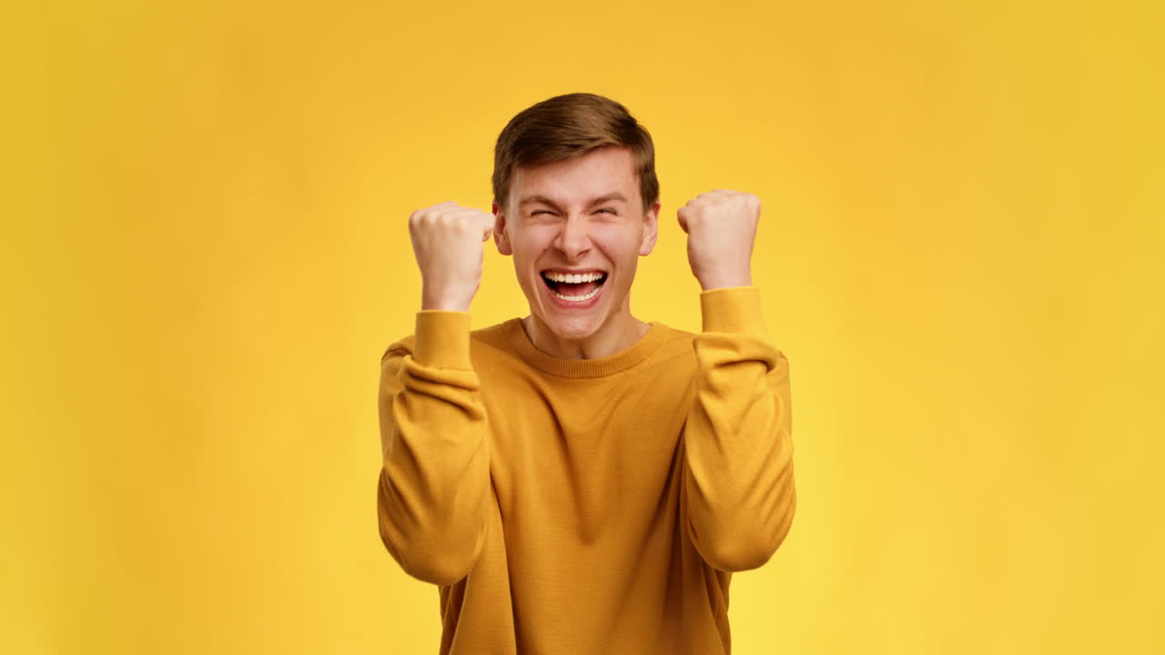 Hombre feliz celebrando