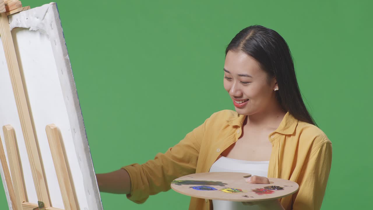 기둥과 팔레트를 가진 여성 예술가