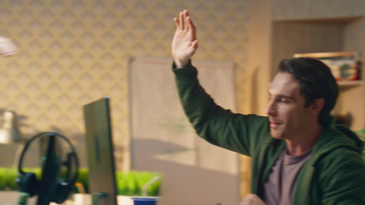 freelancers felices dando cinco el uno al otro office closeup. chicos disfrutando de descanso