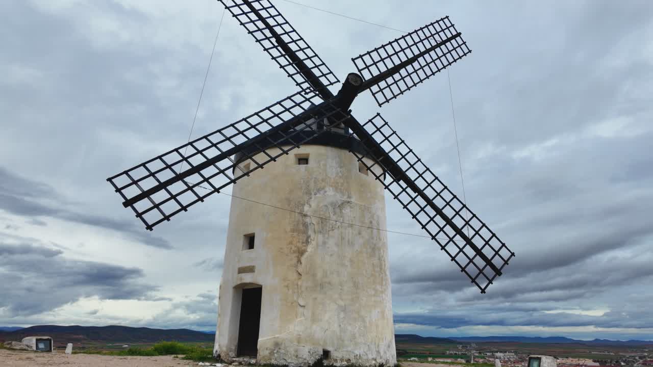 Slow-motion view of Consuegra’s historical windmill in La Mancha