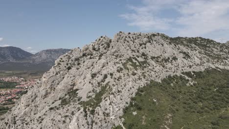 antena se eleva por encima de la cresta de piedra caliza para revelar el pueblo francés en el valle
